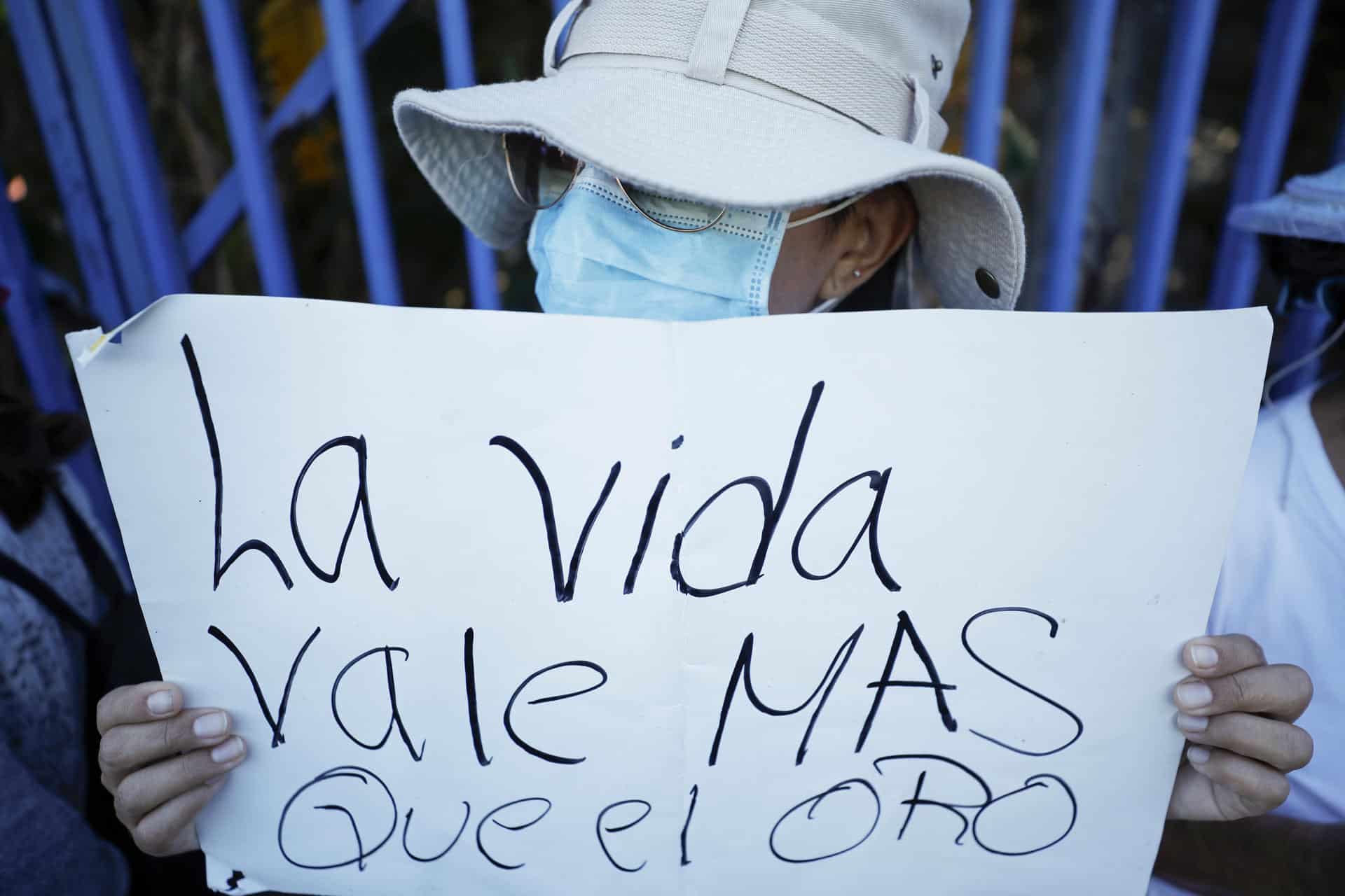 Una persona sostiene una pancarta durante una manifestación frente a la asamblea legislativa en San Salvador (El Salvador). EFE/ Rodrigo Sura