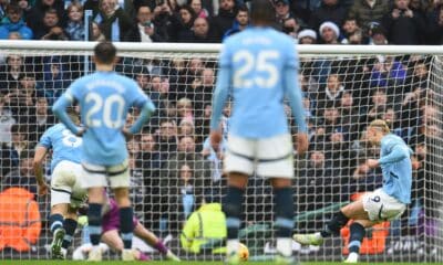 El portero del Everton Jordan Pickford detiene un penalti al delentero del del Manchester City Erling Haaland (d) durante el partido de la Premier League Manchester City y Everton, en Manchester, Reino Unido. EFE/EPA/PETER POWELL