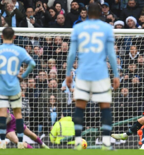 El portero del Everton Jordan Pickford detiene un penalti al delentero del del Manchester City Erling Haaland (d) durante el partido de la Premier League Manchester City y Everton, en Manchester, Reino Unido. EFE/EPA/PETER POWELL