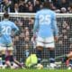 El portero del Everton Jordan Pickford detiene un penalti al delentero del del Manchester City Erling Haaland (d) durante el partido de la Premier League Manchester City y Everton, en Manchester, Reino Unido. EFE/EPA/PETER POWELL