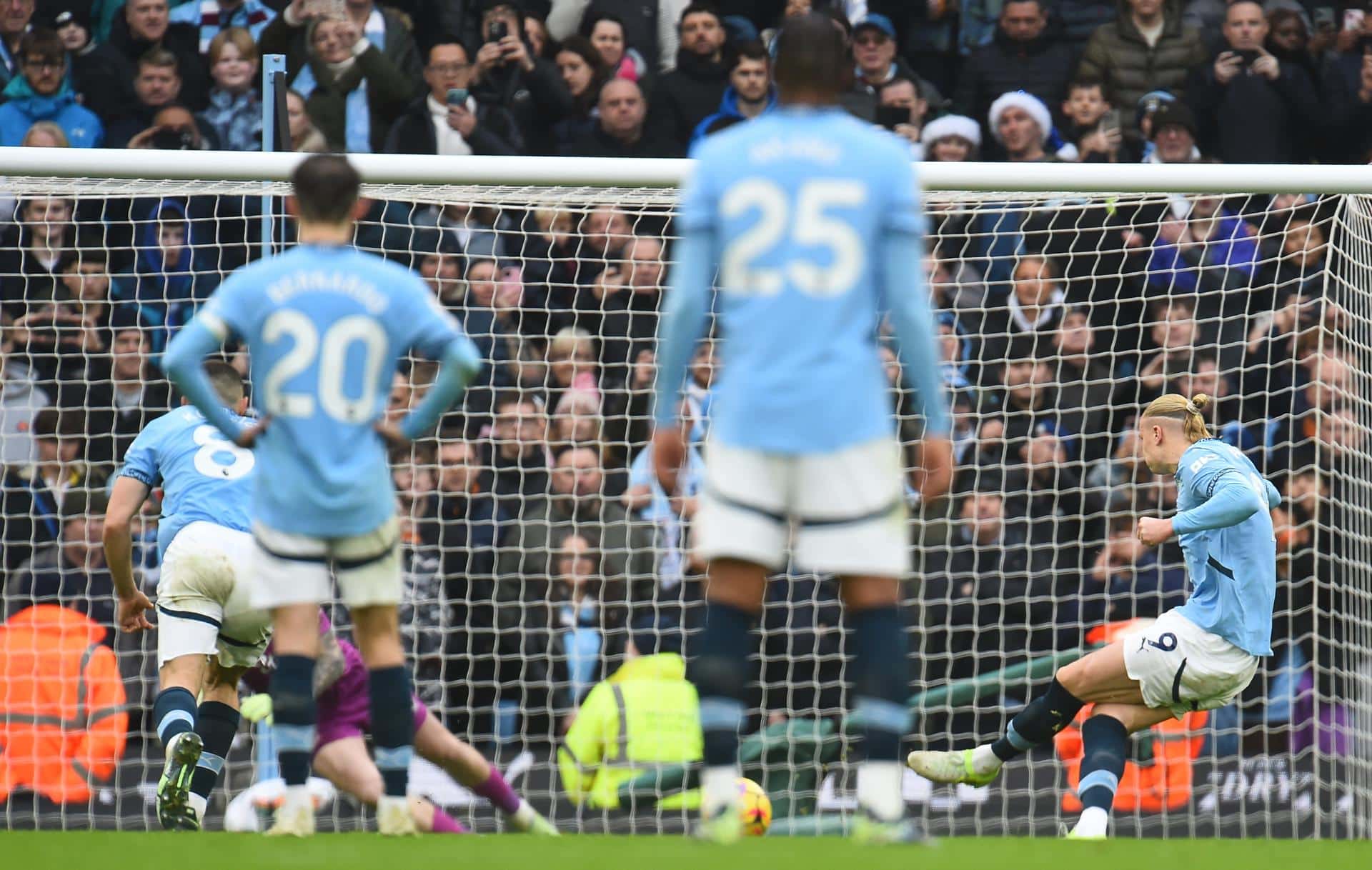 El portero del Everton Jordan Pickford detiene un penalti al delentero del del Manchester City Erling Haaland (d) durante el partido de la Premier League Manchester City y Everton, en Manchester, Reino Unido. EFE/EPA/PETER POWELL