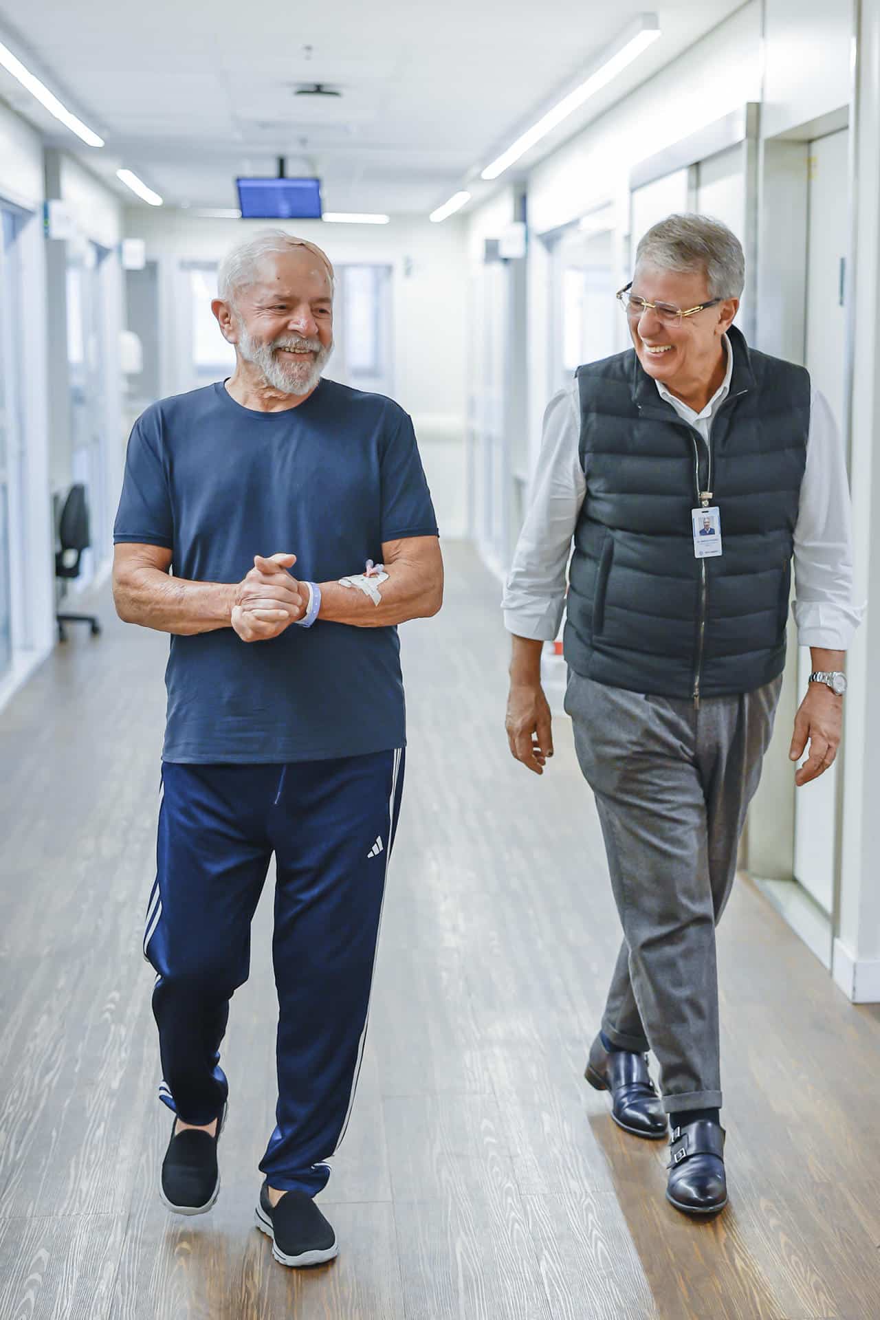 Fotografía facilitada por la Presidencia de Brasil, que muestra el presidente de Brasil, Luiz Inácio Lula da Silva (i), caminando al lado del médico Marcos Stavale este viernes, en la unidad de cuidados semi intensivos del hospital Sírio Libanés, en el centro de São Paulo (Brasil). EFE/ Ricardo Stuckert / Presidencia de Brasil