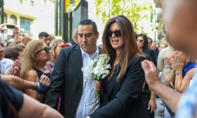 La esposa del fallecido periodista argentino Jorge Lanata, Elba Marcovecchio (c), asiste a su velatorio este martes, en el centro de la ciudad de Buenos Aires (Argentina). EFE/ Juan Ignacio Roncoroni