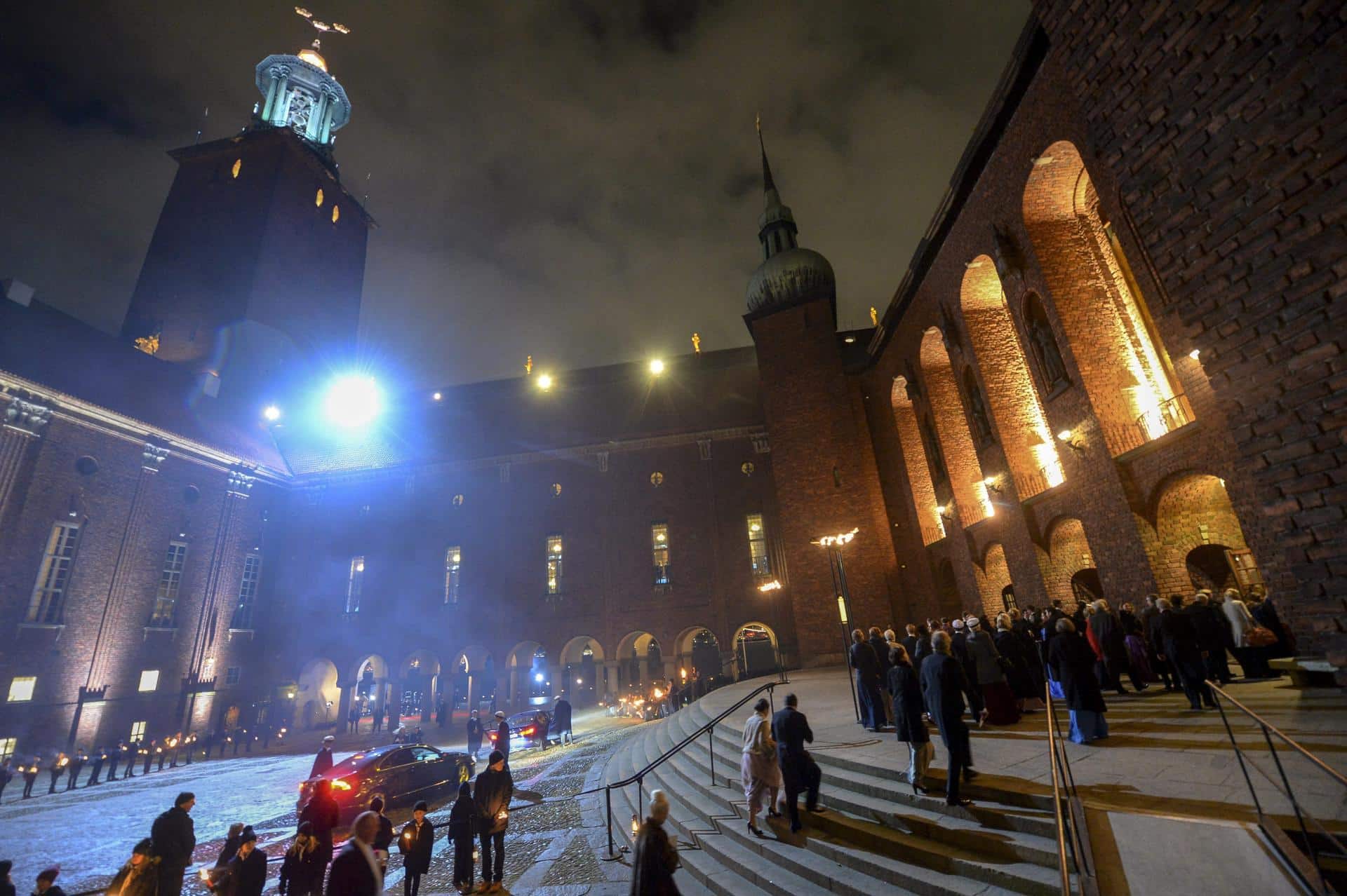 Llegada a la cena de gala tras la ceremonia de los Premios Nobel. EFE/Fredrik Sandberg /PROHIBIDO SU USO EN SUECIA[PROHIBIDO SU USO EN SUECIA]