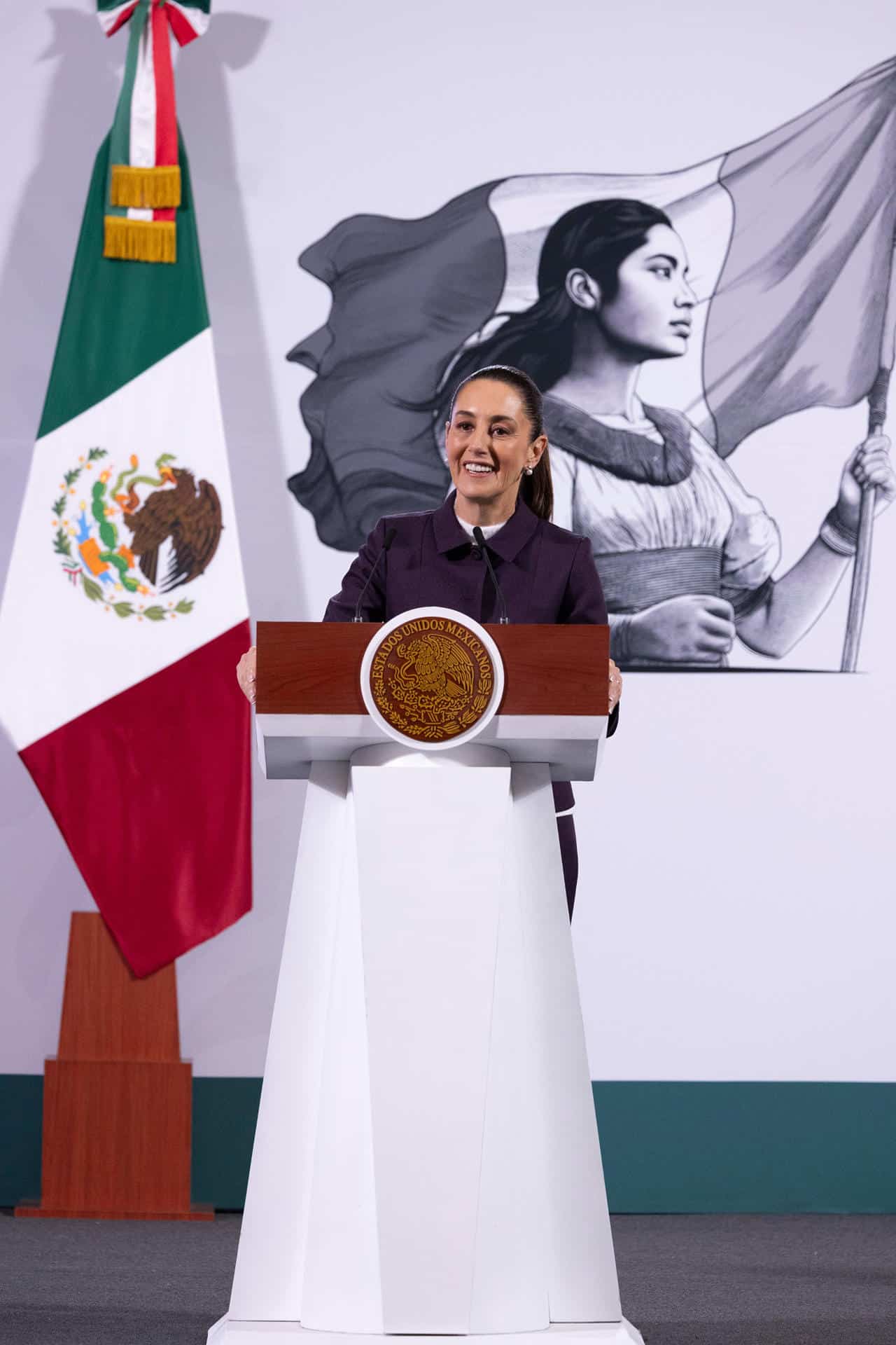 Fotografía cedida por la Presidencia de México, de la presidenta de México, Claudia Sheinbaum, durante su participación en una rueda de prensa este viernes, en el Palacio Nacional de la Ciudad de México (México). EFE/ Presidencia de México /SOLO USO EDITORIAL NO VENTAS /SOLO DISPONIBLE PARA ILUSTRAR LA NOTICIA QUE ACOMPAÑA (CRÉDITO OBLIGATORIO)