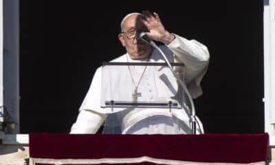 El papa Francisco dirige la oración del Ángelus desde la ventana de su oficina con vista a la Plaza de San Pedro, Ciudad del Vaticano, el 29 de diciembre de 2024. EFE/EPA/ANGELO CARCONI