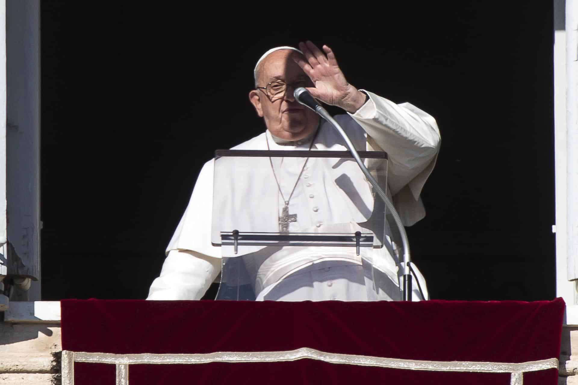 El papa Francisco dirige la oración del Ángelus desde la ventana de su oficina con vista a la Plaza de San Pedro, Ciudad del Vaticano, el 29 de diciembre de 2024. EFE/EPA/ANGELO CARCONI