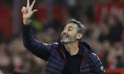 El entrenador de Osasuna, Vicente Moreno, durante el partido de LaLiga que Sevilla FC y CA Osasuna disputan este lunes en el estadio Ramón Sánchez-Pizjuán. EFE/José Manuel Vidal