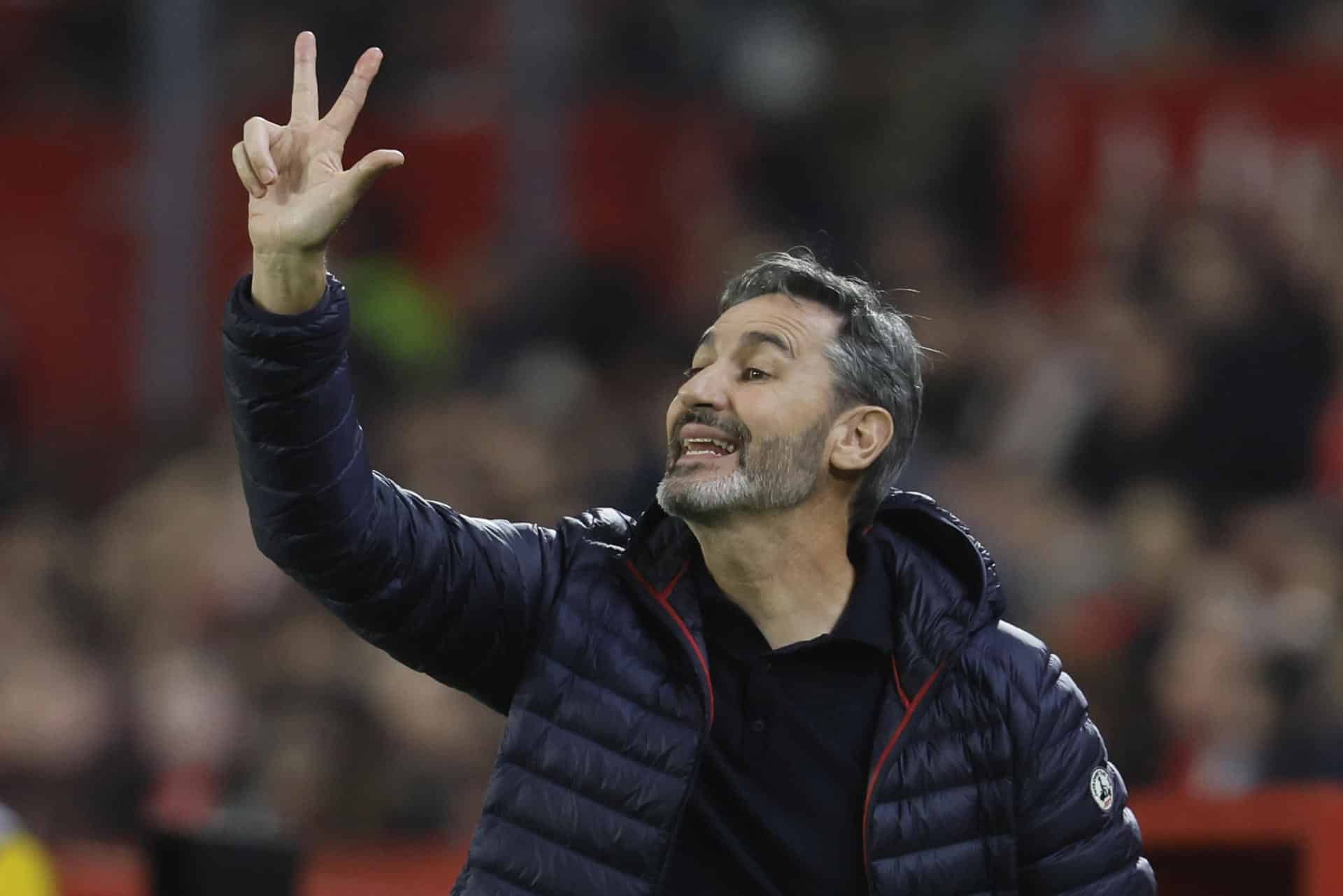 El entrenador de Osasuna, Vicente Moreno, durante el partido de LaLiga que Sevilla FC y CA Osasuna disputan este lunes en el estadio Ramón Sánchez-Pizjuán. EFE/José Manuel Vidal