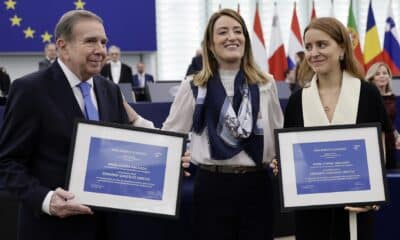 Ana Corina Sosa (d), hija de la líder opositora María Corina Machado y el candidato presidencial de la oposición, Edmundo González Urrutia (i), posan junto a Roberta Metsola (c), presidenta del Parlamento Europeo, durante la ceremonia de entrega del Premio Sájarov este martes en Estrasburgo, Francia. EFE/RONALD WITTEK