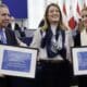 Ana Corina Sosa (d), hija de la líder opositora María Corina Machado y el candidato presidencial de la oposición, Edmundo González Urrutia (i), posan junto a Roberta Metsola (c), presidenta del Parlamento Europeo, durante la ceremonia de entrega del Premio Sájarov este martes en Estrasburgo, Francia. EFE/RONALD WITTEK