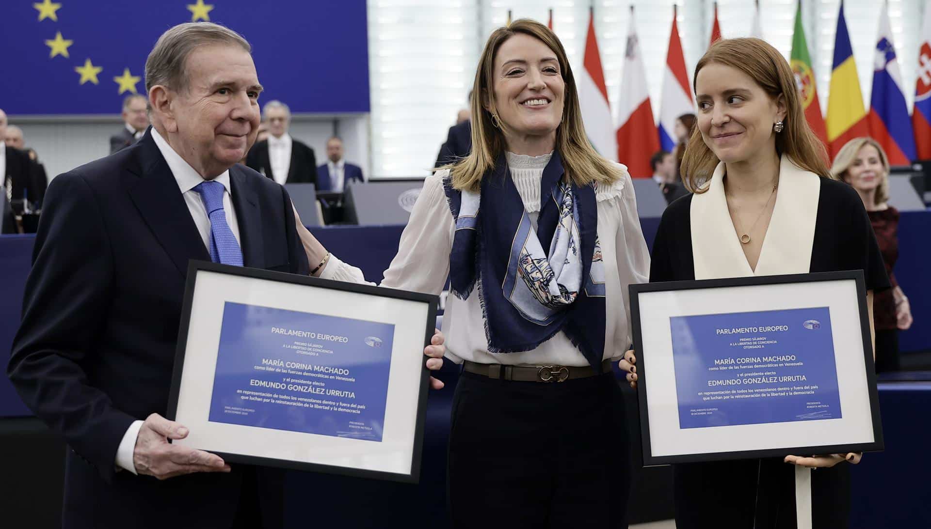 Ana Corina Sosa (d), hija de la líder opositora María Corina Machado y el candidato presidencial de la oposición, Edmundo González Urrutia (i), posan junto a Roberta Metsola (c), presidenta del Parlamento Europeo, durante la ceremonia de entrega del Premio Sájarov este martes en Estrasburgo, Francia. EFE/RONALD WITTEK