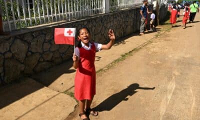 Fotografía de archivo de una niña sosteniendo la bandera de Tonga. 
EFE/EPA/LUKAS COCH AUSTRALIA AND NEW ZEALAND OUT