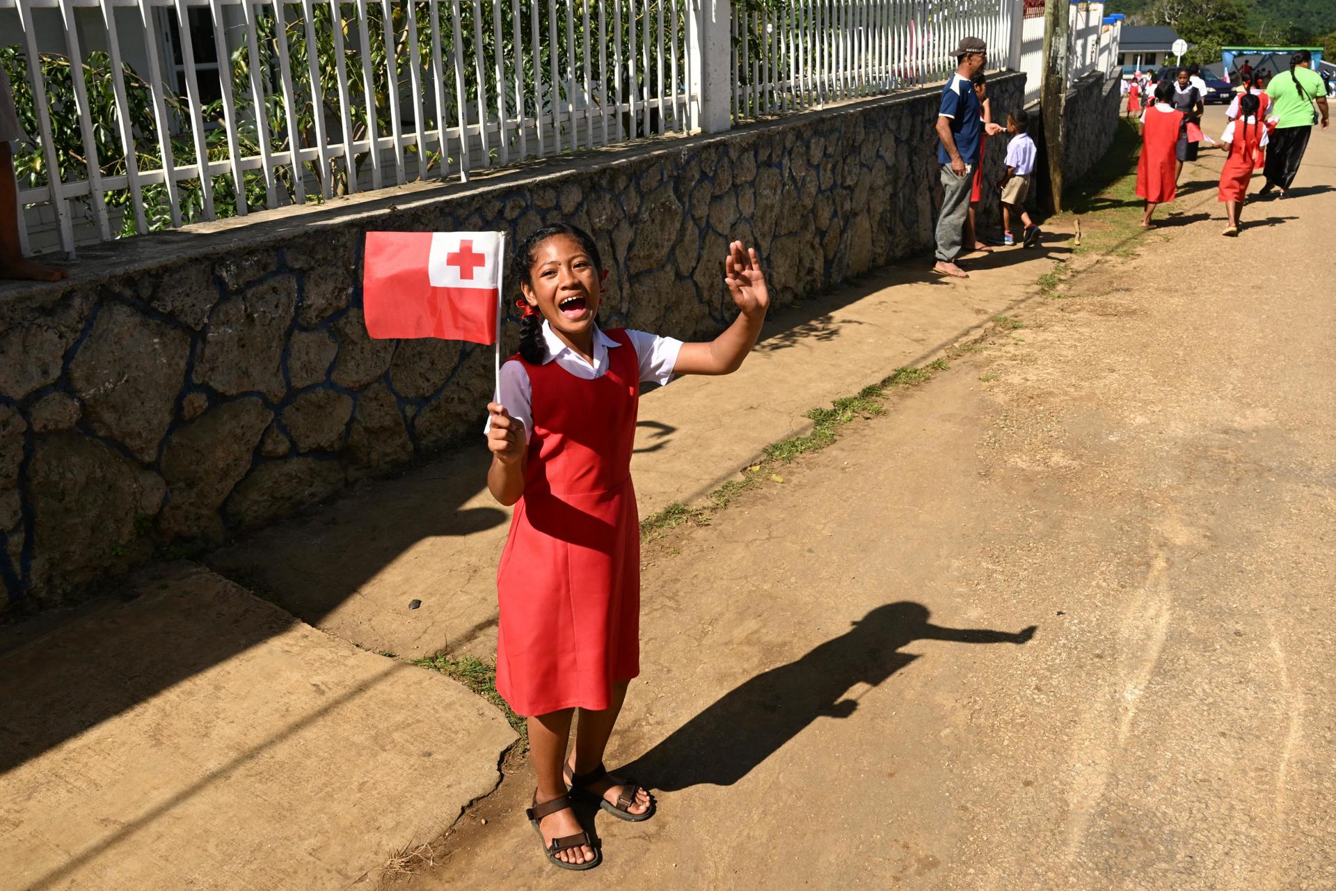 Fotografía de archivo de una niña sosteniendo la bandera de Tonga. 
EFE/EPA/LUKAS COCH AUSTRALIA AND NEW ZEALAND OUT