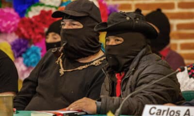 El subcomandante Marcos (i) y el comandante Tacho (d), participan durante el encuentro 'Resistencia y Rebeldía' este 28 de diciembre de 2024, en el municipio San Cristobal de las Casas, en el estado de Chiapas (México). EFE/ Carlos López