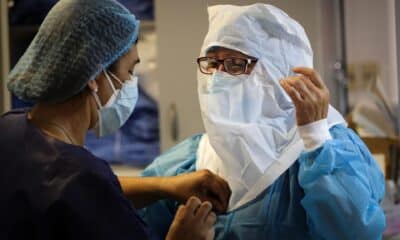 Fotografía de archivo que muestra a enfermeros del Centro de Tratamientos intensivos (CTI) del hospital privado Casmu, preparándose para atender a pacientes con la covid-19 en Montevideo (Uruguay). EFE/ Raúl Martínez/ARCHIVO