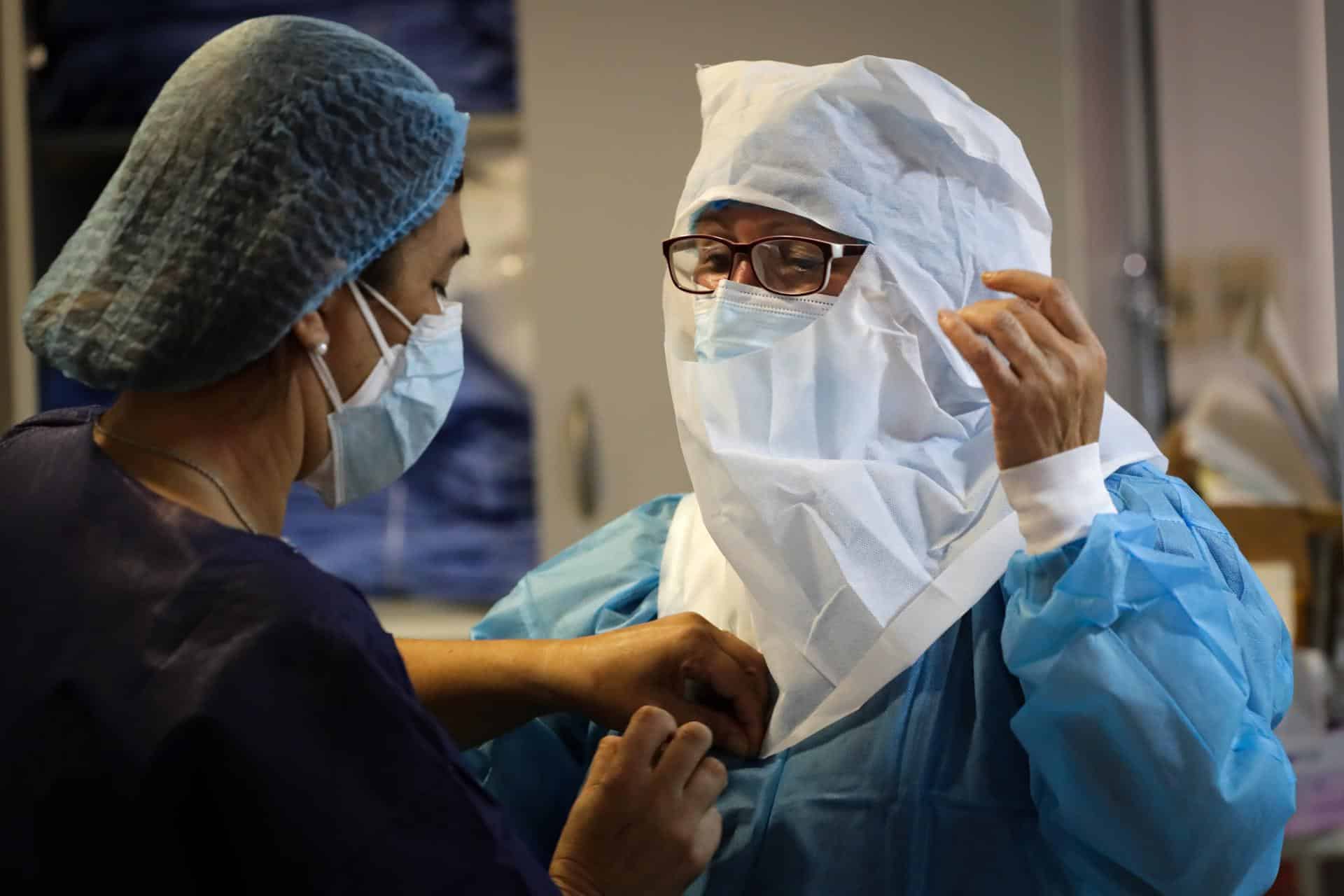 Fotografía de archivo que muestra a enfermeros del Centro de Tratamientos intensivos (CTI) del hospital privado Casmu, preparándose para atender a pacientes con la covid-19 en Montevideo (Uruguay). EFE/ Raúl Martínez/ARCHIVO