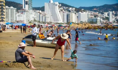 Turistas disfrutan en una playa del balneario de Acapulco este lunes, en el estado de Guerrero (México). EFE/ David Guzmán