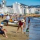 Turistas disfrutan en una playa del balneario de Acapulco este lunes, en el estado de Guerrero (México). EFE/ David Guzmán