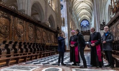 Autoridades religiosas en el coro de Notre Dame junto al presidente francés, Emmanuel Macron. EFE/EPA/CHRISTOPHE PETIT TESSON / POOL