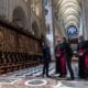 Autoridades religiosas en el coro de Notre Dame junto al presidente francés, Emmanuel Macron. EFE/EPA/CHRISTOPHE PETIT TESSON / POOL