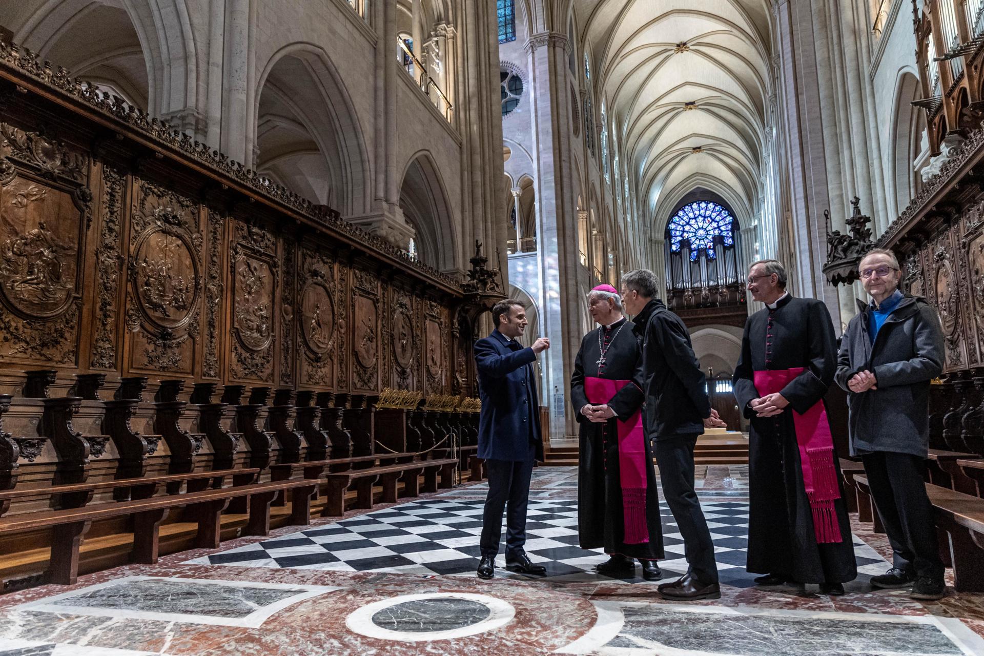 Autoridades religiosas en el coro de Notre Dame junto al presidente francés, Emmanuel Macron. EFE/EPA/CHRISTOPHE PETIT TESSON / POOL