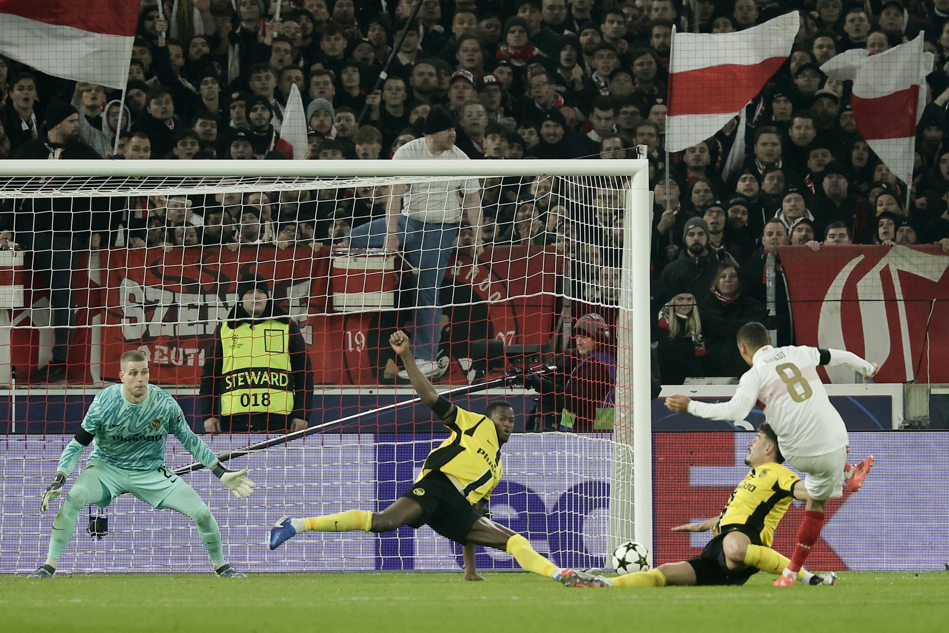 El jugador Enzo Millot (d), del Stuttgart, marca el 2-1 durante el partido de la sexta jornada de la UEFA Champions League que han jugado VfB Stuttgart y BSC Young Boys, en Stuttgart, Alemania. EFE/EPA/RONALD WITTEK