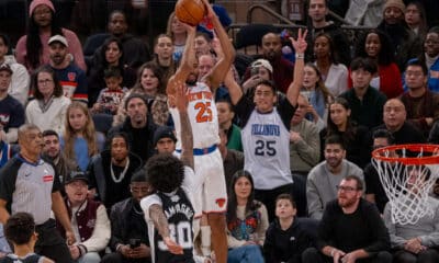 Mikal Bridges, de los Knicks, lanza la canasta sobre la marca de Julian Champagnie, de los Spurs en el Madison Square Garden, en Nueva York. EFE/ Angel Colmenares