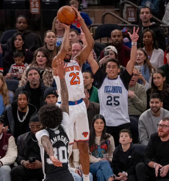 Mikal Bridges, de los Knicks, lanza la canasta sobre la marca de Julian Champagnie, de los Spurs en el Madison Square Garden, en Nueva York. EFE/ Angel Colmenares