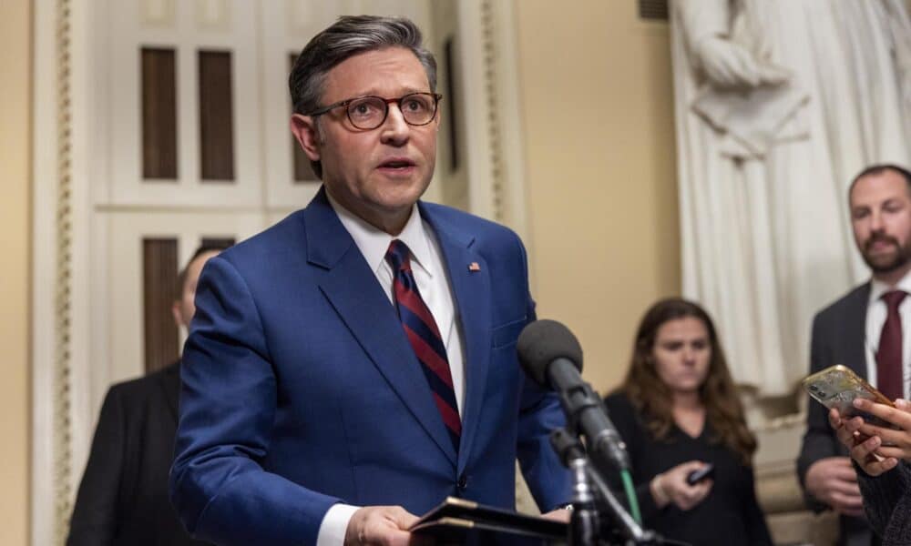 El presidente de la Cámara de Representantes, Mike Johnson, pronuncia un discurso ante los medios de comunicación mientras la Cámara vota sobre un plan republicano para evitar el cierre del gobierno en el Capitolio de los Estados Unidos en Washington, DC, EE. UU., el 19 de diciembre de 2024. EFE/EPA/Shawn Thew