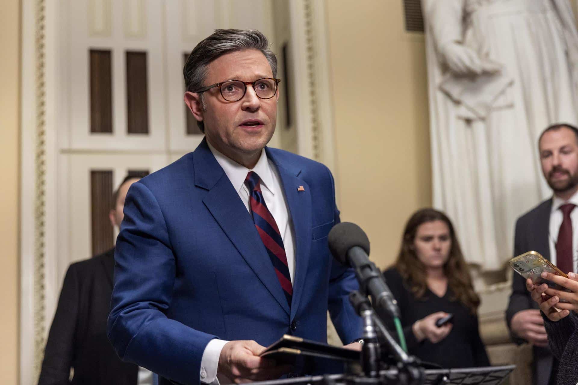 El presidente de la Cámara de Representantes, Mike Johnson, pronuncia un discurso ante los medios de comunicación mientras la Cámara vota sobre un plan republicano para evitar el cierre del gobierno en el Capitolio de los Estados Unidos en Washington, DC, EE. UU., el 19 de diciembre de 2024. EFE/EPA/Shawn Thew