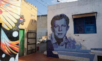 Fotografía del 29 de noviembre de 2024 de un mural con el rostro de José Asunción Flores, creador de la Guarania, en el barrio Chacarita de Asunción (Paraguay). EFE/ Juan Pablo Pino