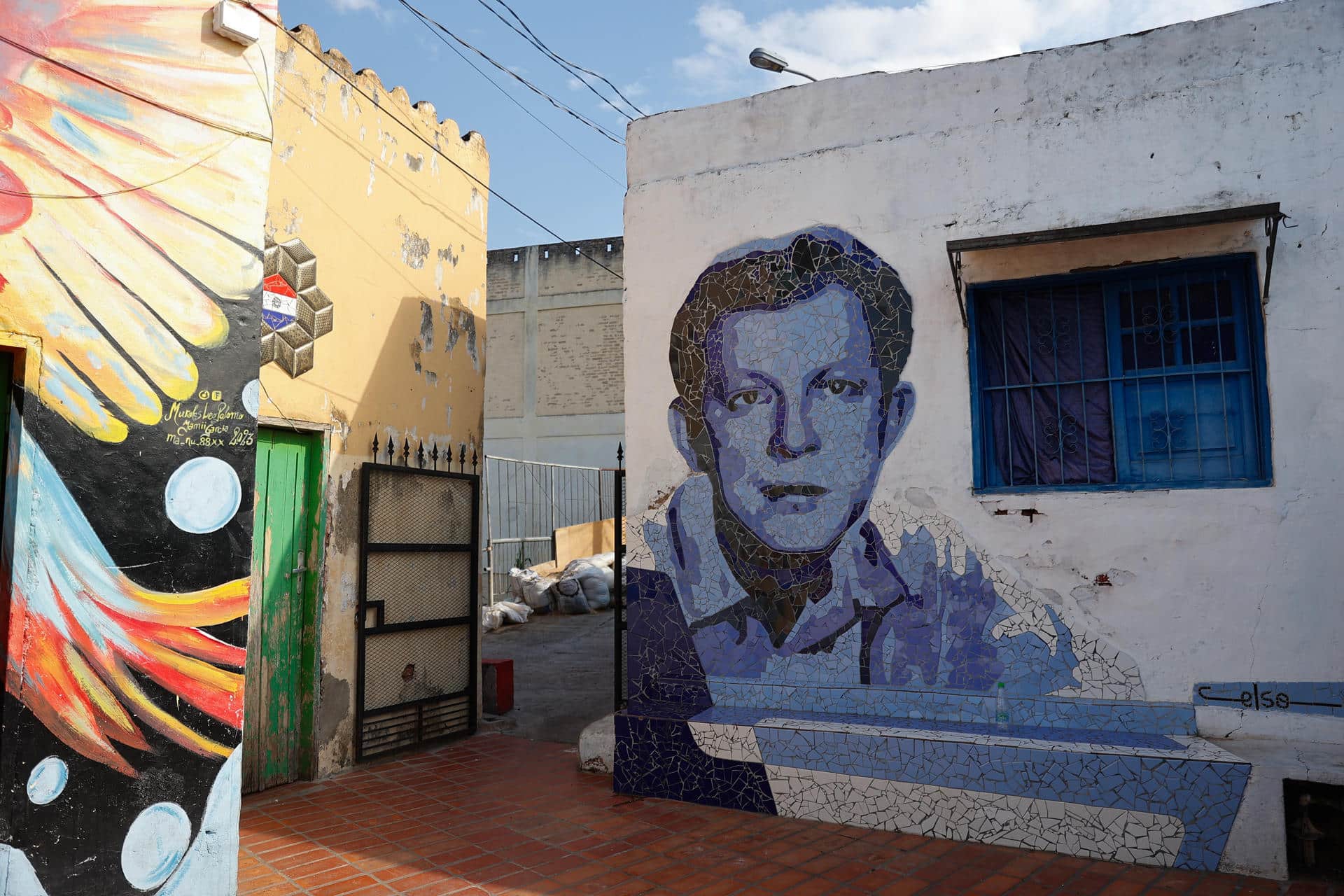 Fotografía del 29 de noviembre de 2024 de un mural con el rostro de José Asunción Flores, creador de la Guarania, en el barrio Chacarita de Asunción (Paraguay). EFE/ Juan Pablo Pino