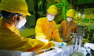 Foto proporcionada por la Corporación Nacional de Energía Nuclear de China (CNNC) muestra a trabajadores ajustando y probando el primer dispositivo de reactor comercial de China para la producción de isótopos mediante irradiación en línea en la Base de Energía Nuclear de Qinshan, operada por CNNC, en el condado de Haiyan, Jiaxing, provincia de Zhejiang, China, 26 de diciembre de 2024 (emitida el 27 de diciembre de 2024). EFE/EPA/XINHUA / CNNC HANDOUT CHINA OUT / UK AND IRELAND OUT / MANDATORY CREDITHANDOUT EDITORIAL USE ONLY/NO SALES