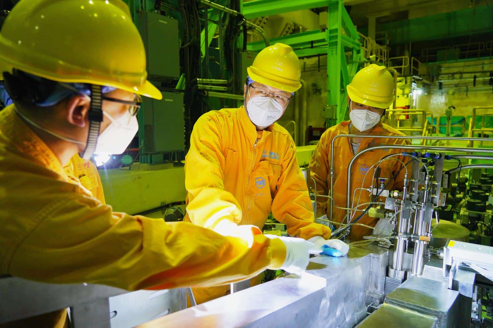 Foto proporcionada por la Corporación Nacional de Energía Nuclear de China (CNNC) muestra a trabajadores ajustando y probando el primer dispositivo de reactor comercial de China para la producción de isótopos mediante irradiación en línea en la Base de Energía Nuclear de Qinshan, operada por CNNC, en el condado de Haiyan, Jiaxing, provincia de Zhejiang, China, 26 de diciembre de 2024 (emitida el 27 de diciembre de 2024). EFE/EPA/XINHUA / CNNC HANDOUT CHINA OUT / UK AND IRELAND OUT / MANDATORY CREDITHANDOUT EDITORIAL USE ONLY/NO SALES