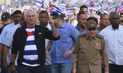 El presidente de Cuba Miguel Diaz-Canel (i), junto al General de Ejército Raúl Castro (d), asisten a una marcha frente a la embajada de Estados Unidos este viernes, en La Habana (Cuba). EFE/ Yamil Lage POOL