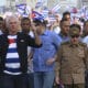 El presidente de Cuba Miguel Diaz-Canel (i), junto al General de Ejército Raúl Castro (d), asisten a una marcha frente a la embajada de Estados Unidos este viernes, en La Habana (Cuba). EFE/ Yamil Lage POOL