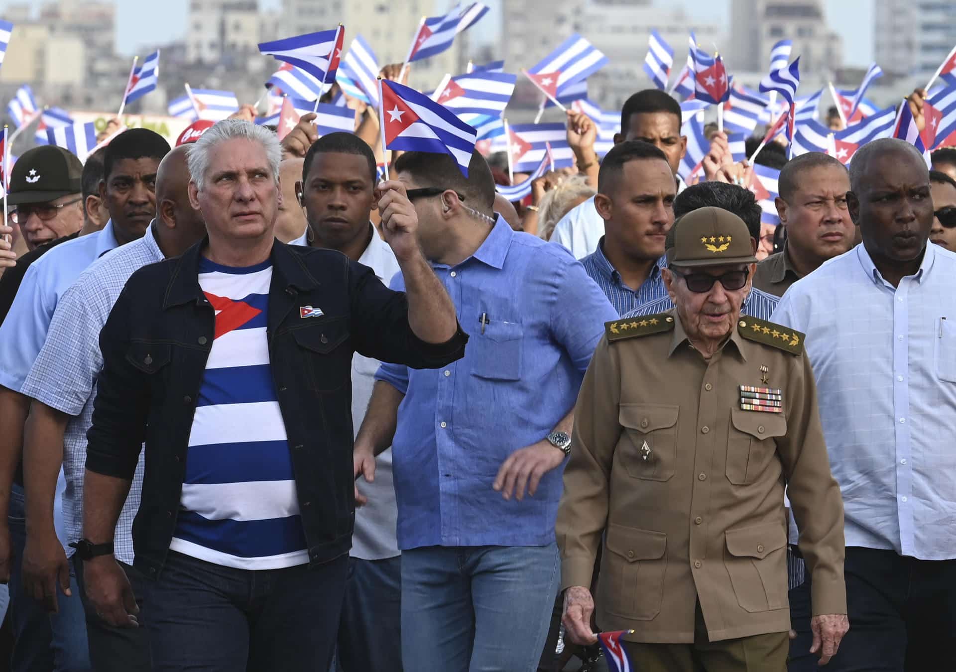 El presidente de Cuba Miguel Diaz-Canel (i), junto al General de Ejército Raúl Castro (d), asisten a una marcha frente a la embajada de Estados Unidos este viernes, en La Habana (Cuba). EFE/ Yamil Lage POOL