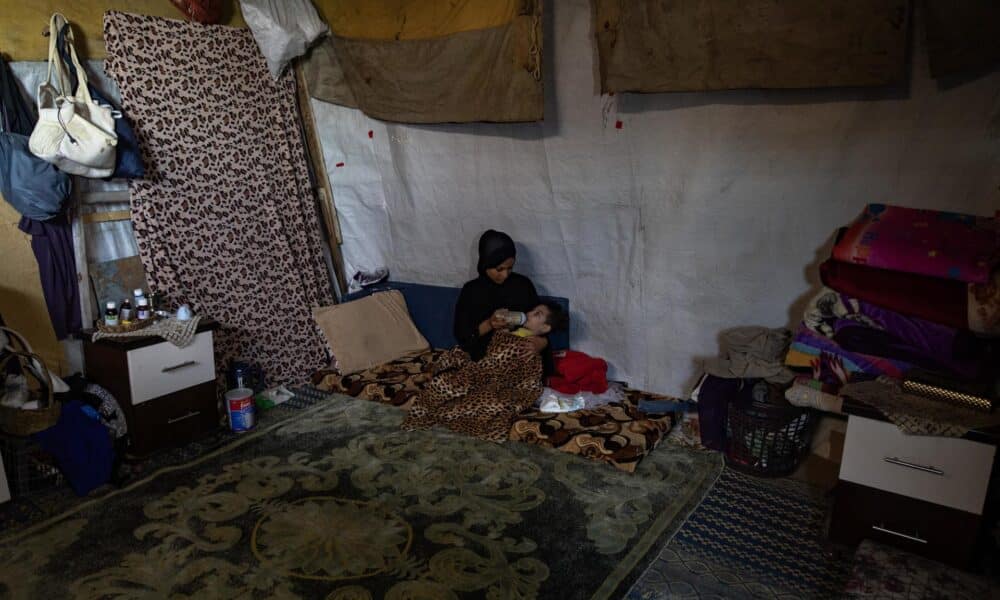 La madre palestina desplazada Reem Abo Jazar cuida de su hijo de cinco años Musa Abu Jazariya en su hogar en un campamento para personas desplazadas en Khan Yunis, en el sur de la Franja de Gaza, 19 de diciembre de 2024.  
EFE/EPA/HAITHAM IMAD