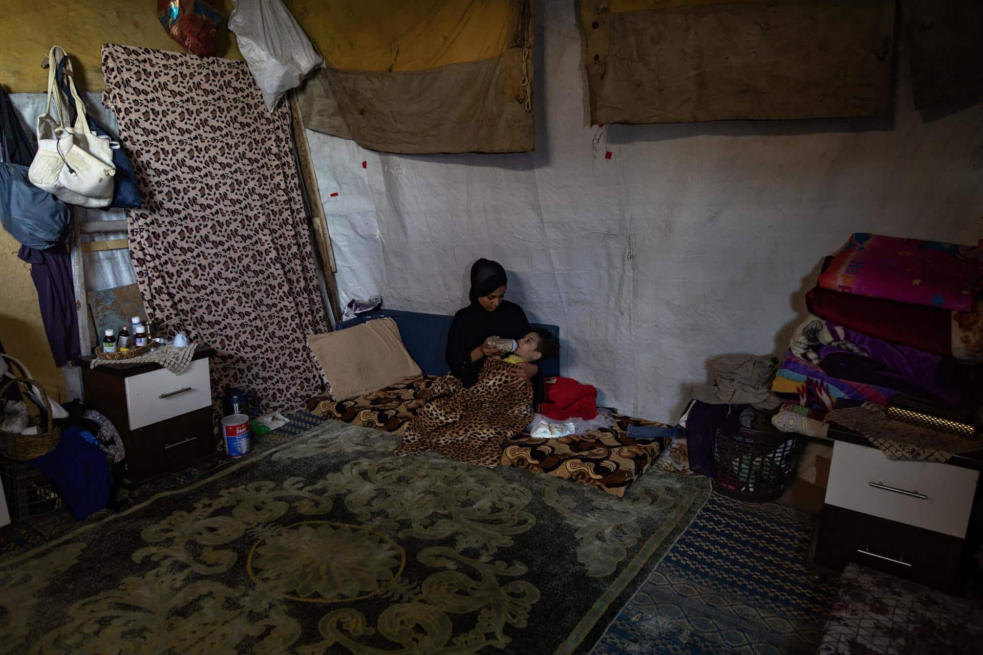 La madre palestina desplazada Reem Abo Jazar cuida de su hijo de cinco años Musa Abu Jazariya en su hogar en un campamento para personas desplazadas en Khan Yunis, en el sur de la Franja de Gaza, 19 de diciembre de 2024.  
EFE/EPA/HAITHAM IMAD