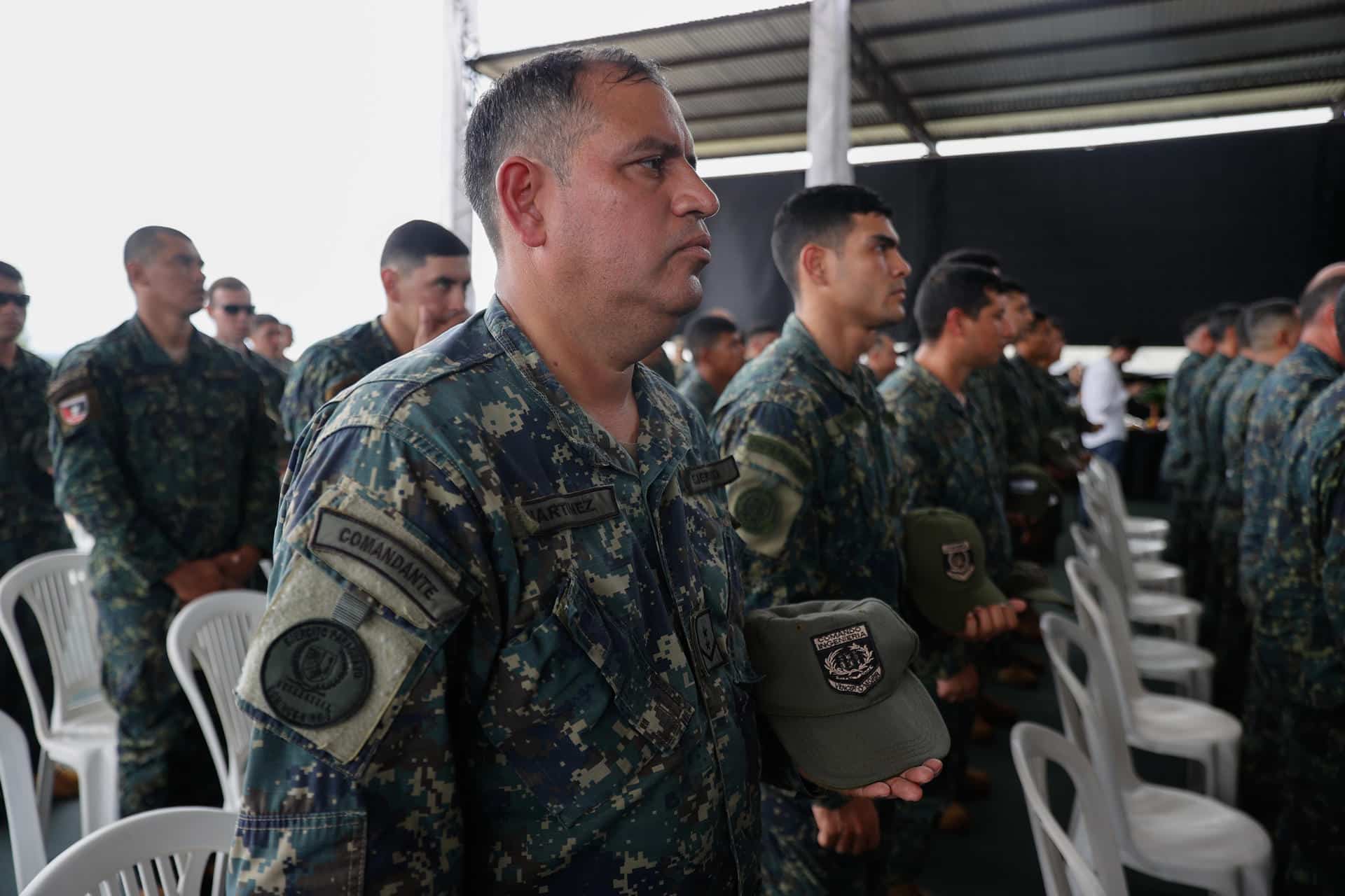 Soldados del ejército de Paraguay forman durante la celebración del sexto aniversario del Batallón de Inteligencia Militar (BIMI), este viernes en Arroyito (Paraguay). EFE/Juan Pablo Pino