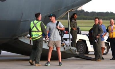 Un grupo de australianos regresan a su país desde Vanuatu, donde se quedaron atrapados tras un terremoto.
EFE/EPA/DAVID CLARK AUSTRALIA AND NEW ZEALAND OUT