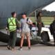 Un grupo de australianos regresan a su país desde Vanuatu, donde se quedaron atrapados tras un terremoto.
EFE/EPA/DAVID CLARK AUSTRALIA AND NEW ZEALAND OUT