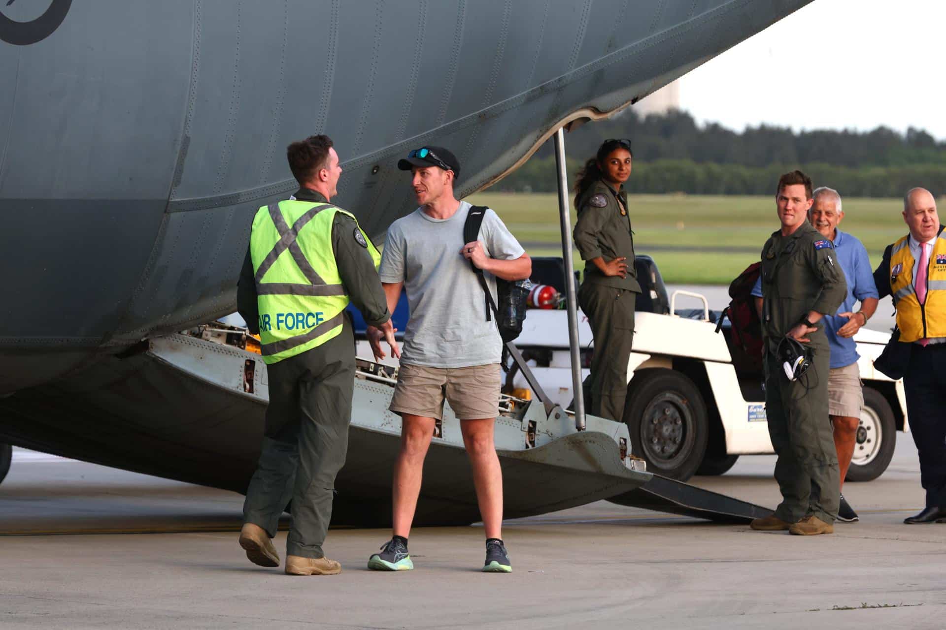 Un grupo de australianos regresan a su país desde Vanuatu, donde se quedaron atrapados tras un terremoto.
EFE/EPA/DAVID CLARK AUSTRALIA AND NEW ZEALAND OUT