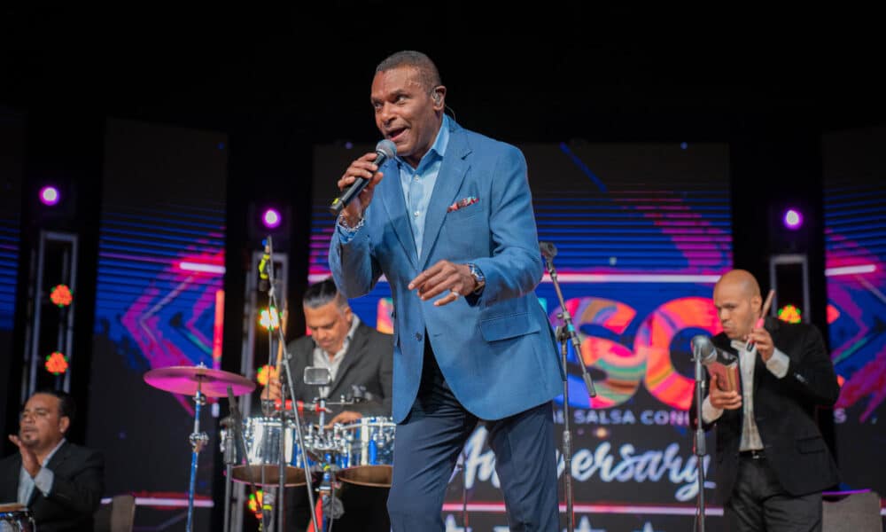 Fotografía de archivo del cantante dominicano José Alberto "El Canario" durante el 20 Aniversario del Congreso de la Salsa, el 4 de septiembre de 2022, en el hotel Marriott Marquis en Time Square, Manhattan, Nueva York (EE.UU.). EFE/ Ángel Colmenares