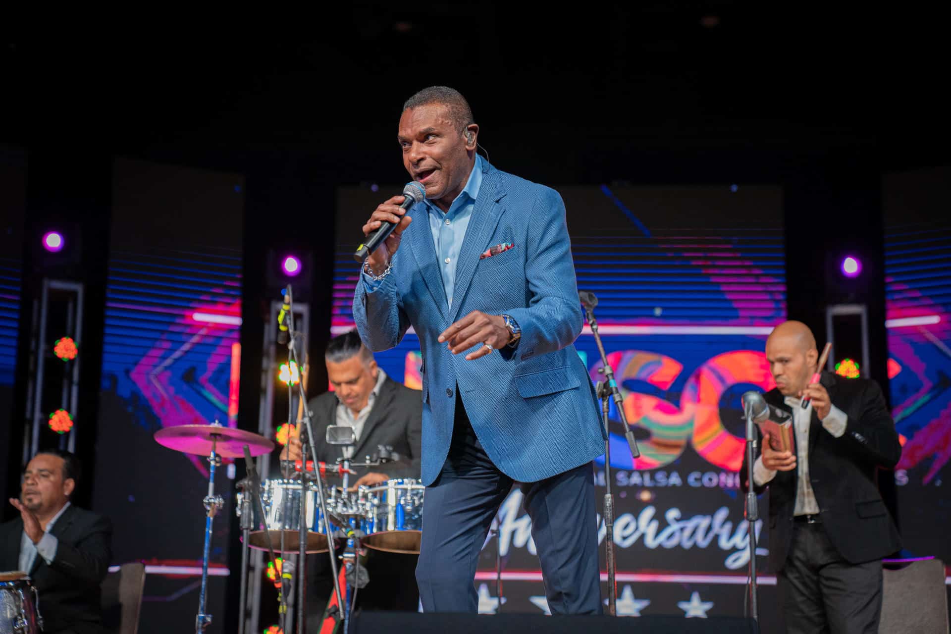 Fotografía de archivo del cantante dominicano José Alberto "El Canario" durante el 20 Aniversario del Congreso de la Salsa, el 4 de septiembre de 2022, en el hotel Marriott Marquis en Time Square, Manhattan, Nueva York (EE.UU.). EFE/ Ángel Colmenares