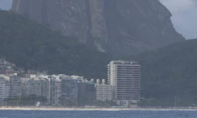 Un hombre disfrazado de Papá Noel hace figuras en una moto acuática antes de entregar regalos a niños con discapacidad, en la playa de Copacabana en Río de Janeiro (Brasil). EFE/Antonio Lacerda