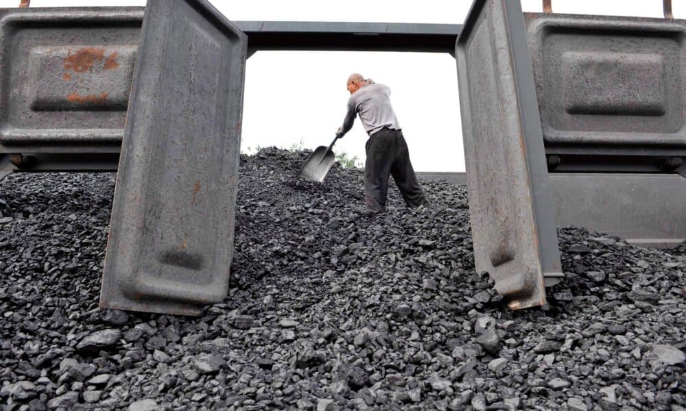 Imagen de archivo de un trabajador amontonando carbón en una estación de procesamiento de Beishan, cercano a Shanyang, noreste de China. EFE/Archivo/Mark