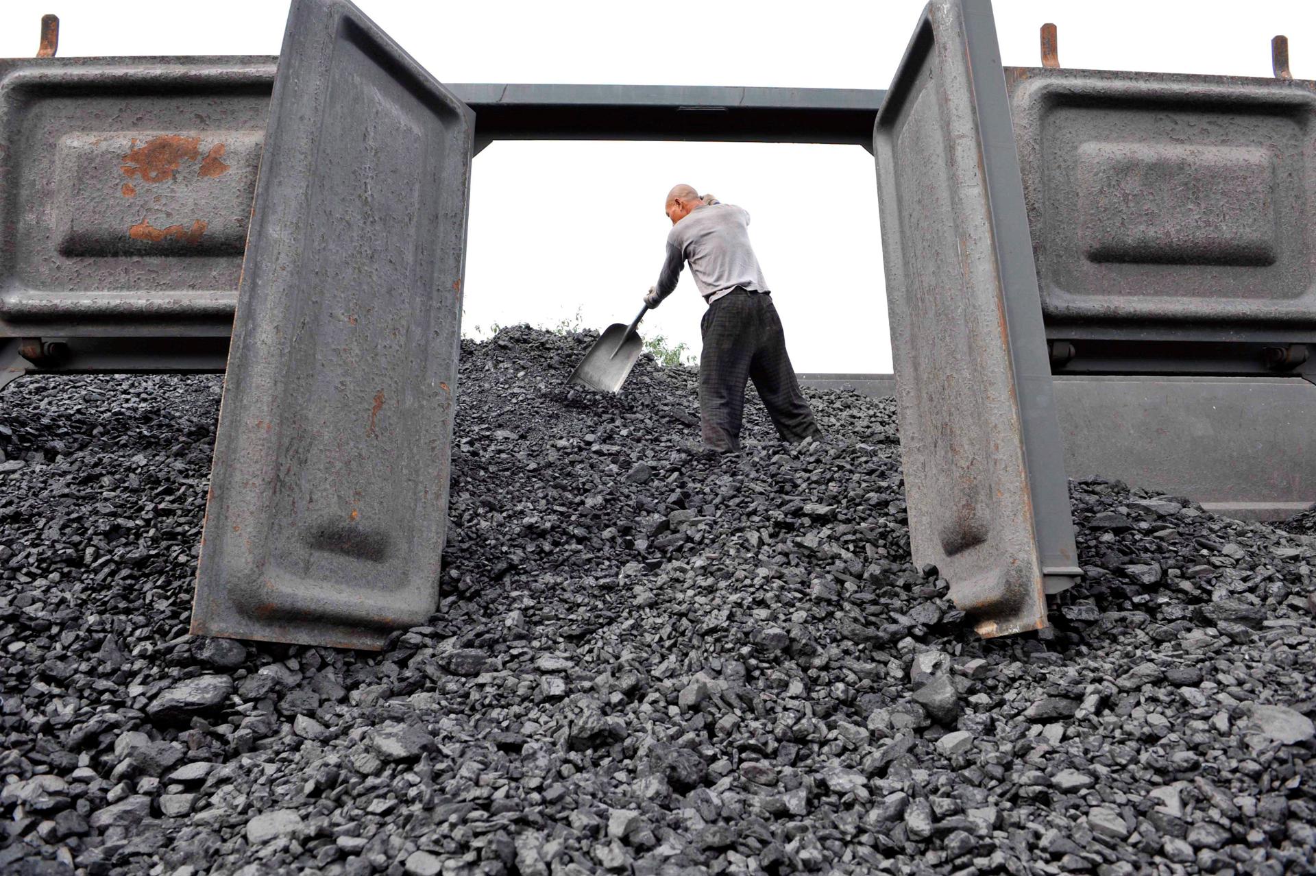 Imagen de archivo de un trabajador amontonando carbón en una estación de procesamiento de Beishan, cercano a Shanyang, noreste de China. EFE/Archivo/Mark