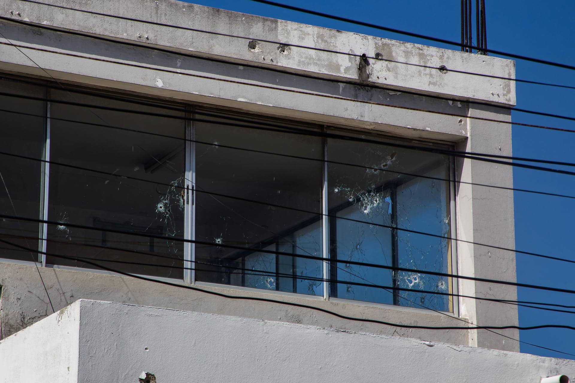 Fotografía de archivo que muestra una ventana del Hospital General con disparos en Puerto Príncipe (Haití).EFE/ Mentor David Lorens